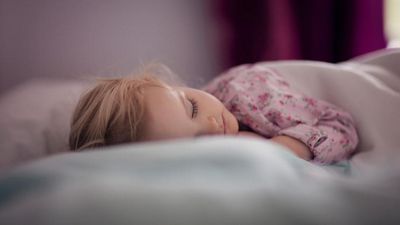 การศึกษาใหม่พบว่าเด็กที่ไม่ได้นอนหลับอย่างเพียงพอมีแนวโน้มที่จะมีน้ำหนักเกิน กษา Rachael Taylor