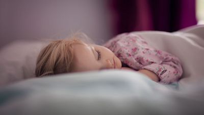 การศึกษาใหม่พบว่าเด็กที่ไม่ได้นอนหลับอย่างเพียงพอมีแนวโน้มที่จะมีน้ำหนักเกิน 